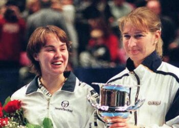 WTA Finals Recap: Martina Hingis is defeated by Steffi Graf in five sets in…