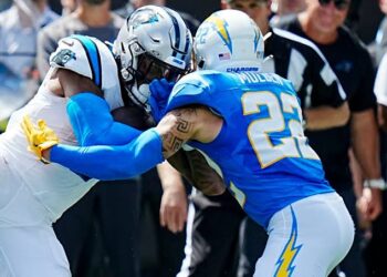 JUST IN: Former Oregon high school star makes an interception for the Los Angeles Chargers