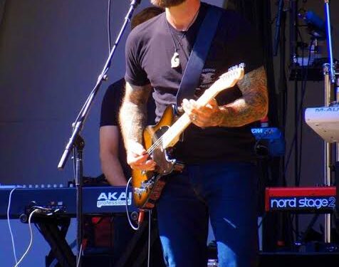 When Barry Gibb’s son got on stage for emotional duet of Bee Gees’ ‘I’ve Gotta….