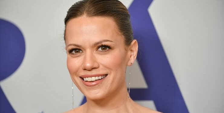 Co-stars of “One Tree Hill” actress Bethany Joy Lenz tried to…