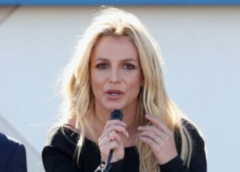 “You Won’t Believe What Britney Spears Just Signed for $50 – Fans are Going Crazy!”