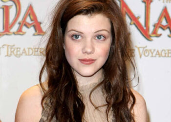Tragic News:Georgie Henley Rushed to Hospital After Medical Emergency Today due to….