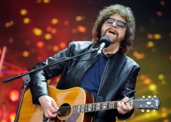 “Jeff Lynne Shocks Fans with Surprise Album Drop: Get Ready for a Rockabilly Revolution!