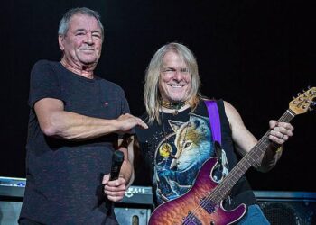 In order to take care of his wife and band matters, Steve Morse officially leaves Deep Purple.