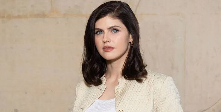 “Alexander Daddario Announces Retirement,Citing Personal Struggles:Actress to Step Away From Acting…..