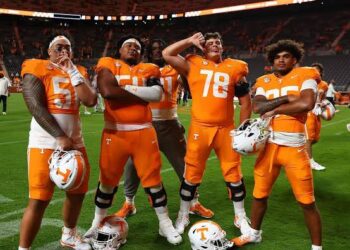Breaking:Defensive lineman Darrion Smith commits to Tennessee football over Ohio….