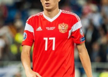 Нови новини: Бившият съотборник на Александър Головин във ФК ЦСКА Москва Сергей Чепчугов направи огромен намек, че полузащитникът може да застане начело…