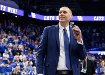 “Breaking Barriers:Mark Pope shares special moment with Kentucky seniors in Rupp Arena finale: ‘Take one more look’