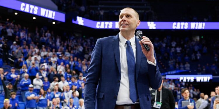 “Breaking Barriers:Mark Pope shares special moment with Kentucky seniors in Rupp Arena finale: ‘Take one more look’