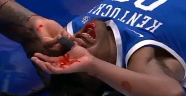 This play resulted in a foul on Kentucky’s Otega Oweh #SEC