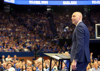 Thousands of Kentucky fans welcome Mark Pope home to Rupp Arena — and turn the page on….