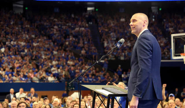 Thousands of Kentucky fans welcome Mark Pope home to Rupp Arena — and turn the page on….