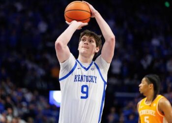 GoodBye:Trent Noah and Travis Perry answer the bell for Kentucky basketball