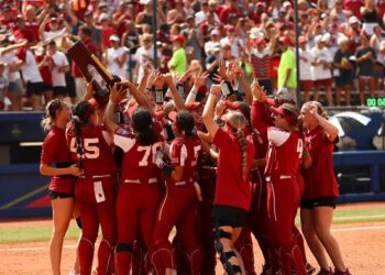 Breaking News🚨:Oklahoma makes history at Women’s College World Series with fourth straight…..