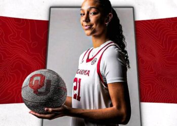 5-star guard Brooklyn Stewart announced Tuesday she’s committing to south Carolina. The 5’9″ playmaker is the No. 1 overall player in 247Sports’ composite rankings for 2025. She’s the third commit for the south Carolina, who will also be adding 4-star shooting guard…