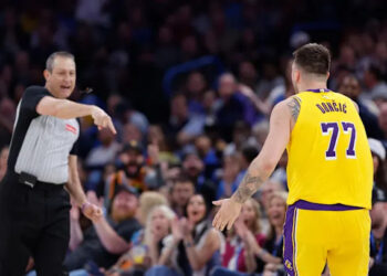 Referee Spotted Favoring Clippers Over Nuggets… Controversy Erupts Mid-Game!