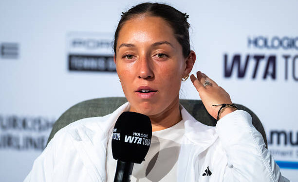 “Jessica Pegula Snubs Fans in Viral Video – Social Media Divided!”