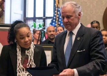 “Dawn Staley’s $30M Deal Sparks Outrage After Teaming Up with Henry McMaster to Push Political Agenda in Education!”