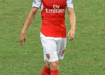 Бордът на ЦСКА София подписва с бившия капитан на Арсенал Лоран Косиелни, който е свободен агент, за 4-годишен договор, медицински прегледи насрочени