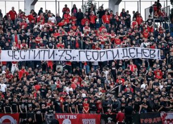 Заглавие: Легендата Георги Денев е удостоен с почетен плакет преди мача срещу Черно море