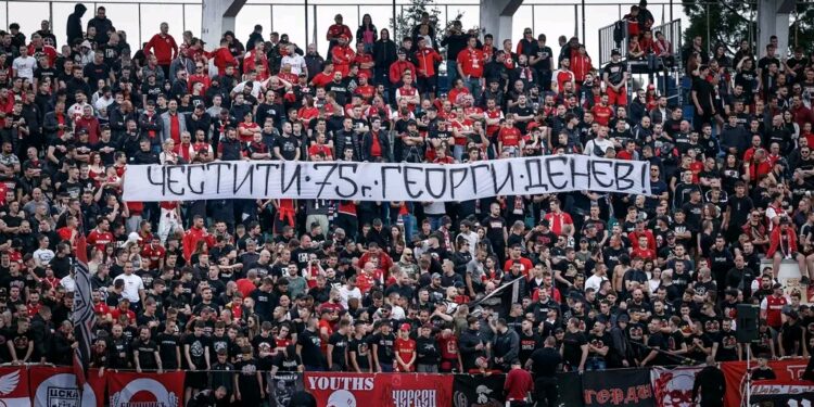 Заглавие: Легендата Георги Денев е удостоен с почетен плакет преди мача срещу Черно море