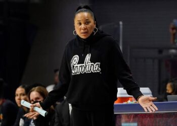 “Please, I Need You With Me” — Dawn Staley  Makes Emotional Plea to Gamecocks  Fans Amid Uncertainty Over Her Future As She  Begs For Their….