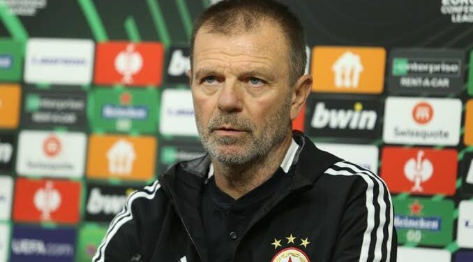 Бившият старши треньор на футболния отбор на ЦСКА (София) Стойчо Младенов заведе дело за 400 милиона долара срещу ЦСКА, твърдейки за заговор с отбора, за да го направят… Пълни подробности