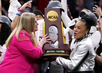 “Netflix Sparks Debate with Shocking New Docuseries on Dawn Staley – The Untold Secrets Behind Her Rise and South Carolina’s Transformation!”