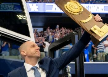 SURPRISE TWIST: Mark Pope Stuns Fans with Unexpected Award from Kentucky Alumni — You Won’t Believe Why They Gave It to Him!