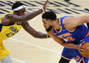 “Shock Ranking: Kentucky Cracks Sports Illustrated’s Top 10 – Deserving Contender or Overhyped Hype Machine”