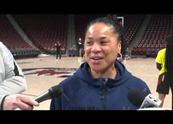 “Mic Drop! Dawn Staley’s Savage 7 Words About Wildcats Leave Fans Fuming!”