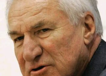 “Outrage and Awe: Netflix’s Shocking Dean Smith Documentary Announcement Sparks Fierce Debate Among Tar Heel Faithful!”