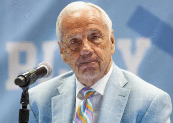 Just In: Roy Williams Sends Critical Warning to UNC’s Hubert Davis Regarding…