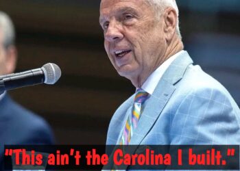 “Mic Drop! Roy Williams’s Savage 7 Words About UNC Basketball Team Leave Fans Fuming!”