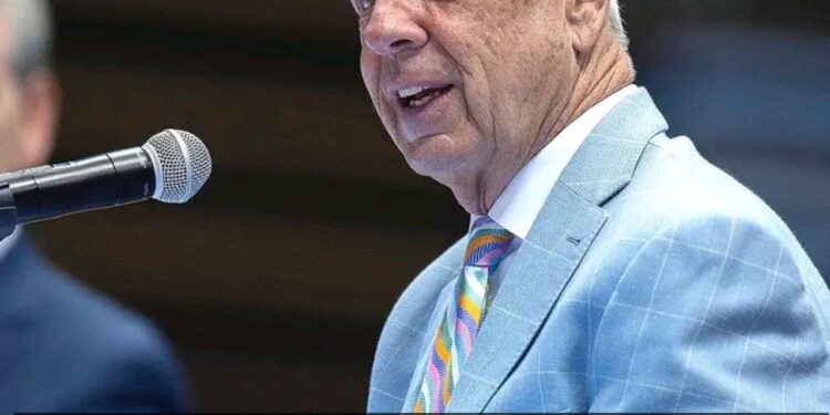 “Mic Drop! Roy Williams’s Savage 7 Words About UNC Basketball Team Leave Fans Fuming!”