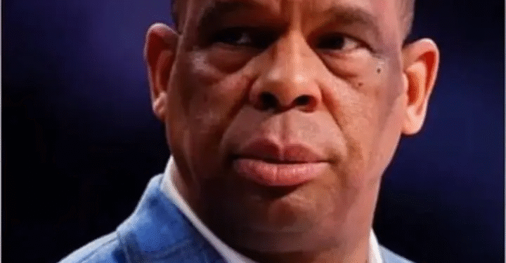 “Tar Heel Turmoil: Hubert Davis to Step Down from UNC Basketball – The Real Reason Exposed!”