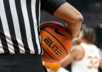 “Shocking Leak Exposes Ref Bias in North Carolina vs. Tennessee Showdown – NCAA President Breaks Silence After Fans Cry Foul!”