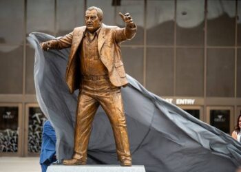 Левски почита Хулио Веласкес със статуя – Но това не е само за футбол… Скритият смисъл ще ви остави без думи!… Вижте още: