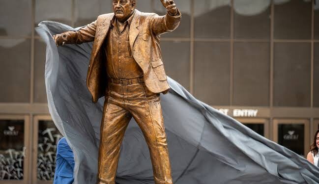 Левски почита Хулио Веласкес със статуя – Но това не е само за футбол… Скритият смисъл ще ви остави без думи!… Вижте още: