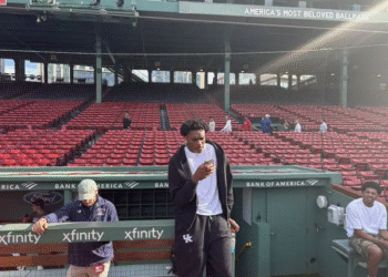 “Shockwaves at Fenway! Amari Williams’ Outfit Stuns Boston Crowd—But the Unexpected Twist Has Kentucky Fans Cheering Loudest of All…”