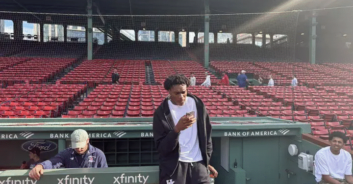 “Shockwaves at Fenway! Amari Williams’ Outfit Stuns Boston Crowd—But the Unexpected Twist Has Kentucky Fans Cheering Loudest of All…”