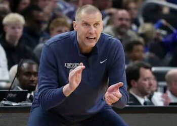 “A New Era of Coaching: How Kentucky’s Mark Pope is Winning in the NIL and Transfer Portal Era While Veterans Like Tom Izzo Resisting…