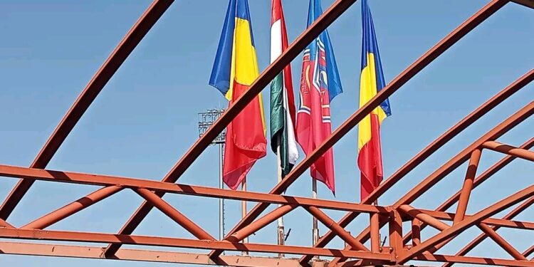 Steagul Ungariei, afișat la tribuna 2 a stadionului din Târgu-Mureș, la meciul ASA-Muscelul Câmpulung…..