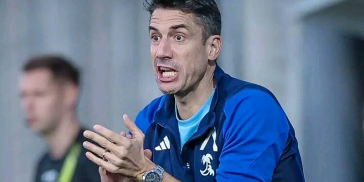 СПЕШНО ХУЛИО ВЕЛАСКЕС бе откаран в болница снощи, което предизвика страх и спекулации от страна на лекарите