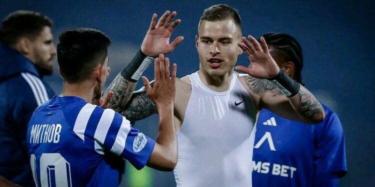 Вратар на 17 г., 3 м. и 9 д. надушва шанса си за “Първа лига”, Хулио Веласкес С. решава….🔵⚪👇👇