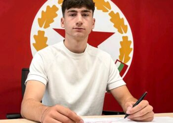 Току-що: 🤝Двама от най-големите таланти в армейските формирования Юлиан Гильов и Божидар Петров подписаха първите си професионални договори с ЦСКА.