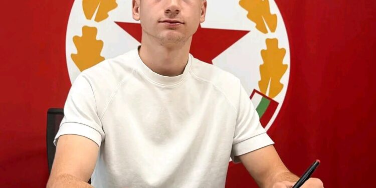 Току-що: 🤝Двама от най-големите таланти в армейските формирования Юлиан Гильов и Божидар Петров подписаха първите си професионални договори с ЦСКА.