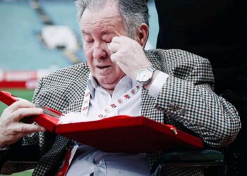 ❤️ Преди началото на мача, великият Георги Денев беше удостоен с почетен плакет от ръководството на ЦСКА, организирани фенове и армейската общност по случай 75-ия си рожден ден! Благодаря ти, шампионе!: виж още