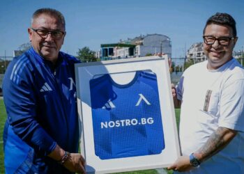 По време на турнина 🏆⚽👣 NOSTRO CUP 2025, ние от Nostro Bulgaria, получихме специален подарък  – брандирана тениска на футболен клуб Левски с нашето името на нея. Тениската бе връчена от Координатора на детско-юношеска школа Левски и легенда в българския футбол – Божидар Искренов. 💙💙💙  Повече за турнира можете да прочетете