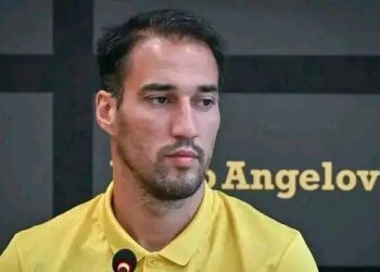 Сърцераздирателна новина: Капитанът на Ботев Пловдив Ивелин Попов се сбогува емоционално с пенсионирането си „Никога не съм искал да си тръгвам, наслаждавах се на всеки момент с този клуб“ Благодаря ви за любовта, подкрепата и спомените, споделени заедно Ботев Пловдив винаги ще бъде моят дом Капитанът на Ботев Пловдив обяви Пенсионирането му поради……